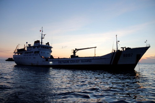 Cứu thành công 11 ngư dân Bình Định cùng tàu cá gặp nạn trên biển