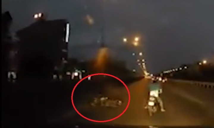 Tài xế hoảng hốt tránh xe máy, lao thẳng đầu ôtô