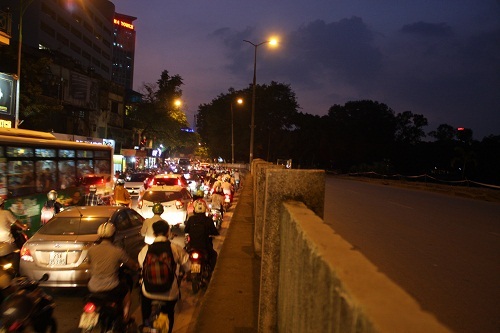 Chuẩn bị thi công tuyến Metro, đường Kim Mã hỗn loạn