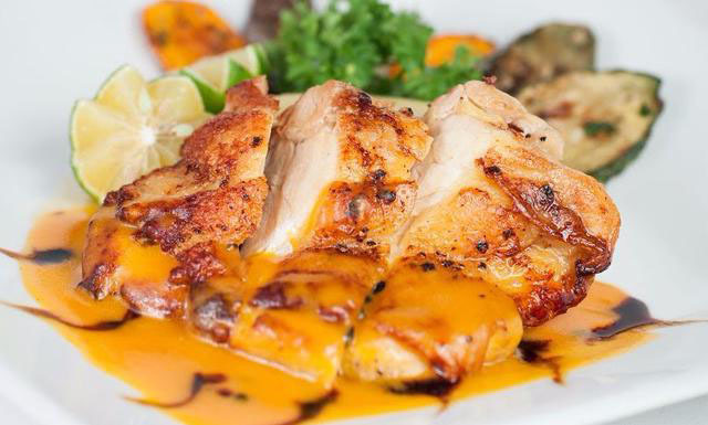 Cách làm gà áp chảo sốt chanh dây siêu ngon cho ngày cuối tuần