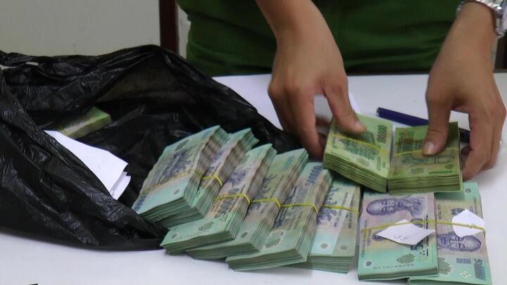 Lợi dụng sơ hở lấy trộm 400 triệu đồng của người cùng chuyến bay