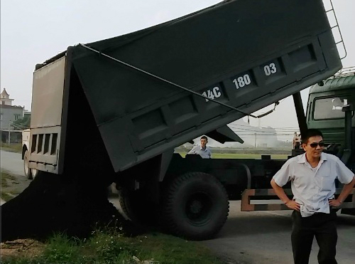 Thanh tra giao thông bị chủ xe cản trở khi xử lý xe quá tải