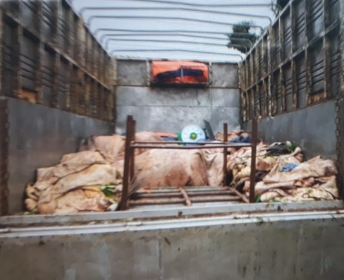 Bắt giữ hơn 3 tấn mỡ và da bò bốc mùi “đi” trên xe tải 