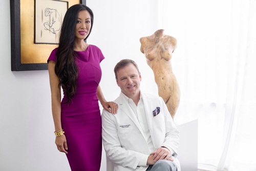 Chồng tự tay phẫu thuật thẩm mỹ cho vợ đẹp hơn cả người mẫu