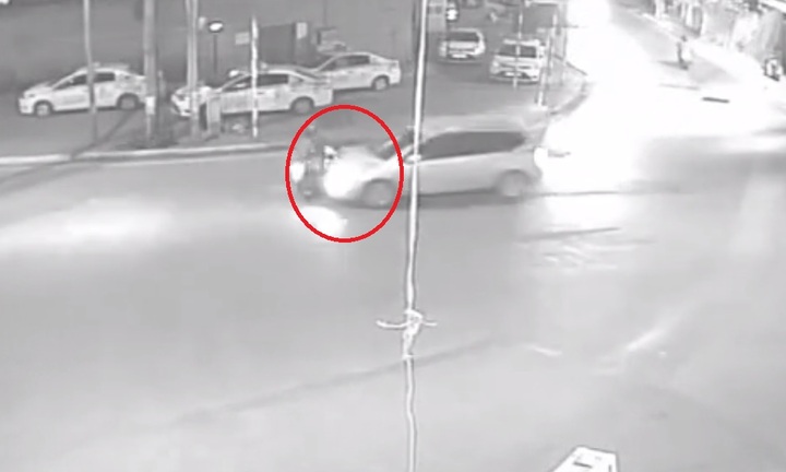 Xe máy bị văng 2 mét sau cú tông trực diện ô tô