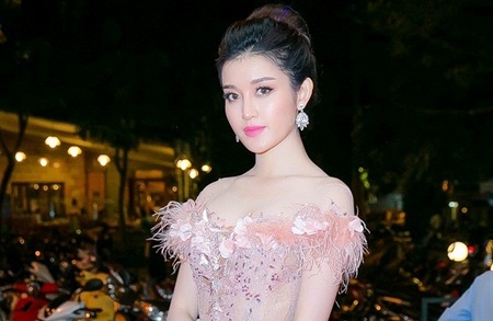 Huyền My khoe vẻ đẹp hút mắt với váy đuôi cá xuyên thấu