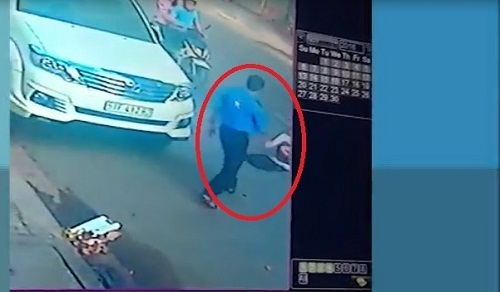 Cô gái ngã lộn nhào vì bị giật túi giữa Sài Gòn