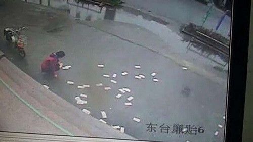 Người đàn ông từ ngân hàng bước ra suýt mất trăm triệu chỉ vì cơn gió mạnh