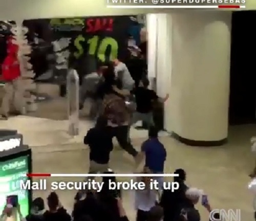 Thụi nhau nhừ tử trong ngày hội giảm giá Black Friday