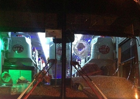 9X ném đá vỡ kính hàng loạt xe khách để ... giải trí