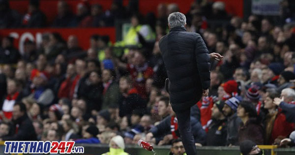 Án phạt cực nặng dành cho Mourinho vì phản ứng với trọng tài