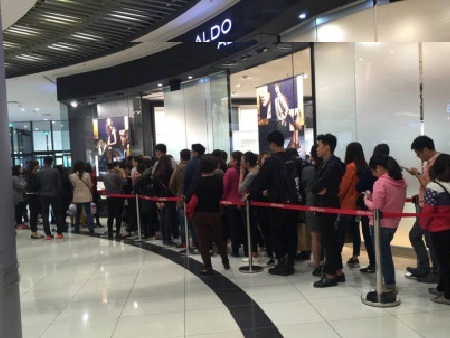 Gào thét, tranh giành mua giấy vệ sinh trong ngày “Thứ Sáu đen”