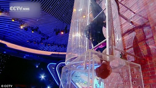 Cô gái Trung Quốc có thân hình dẻo đến kinh ngạc