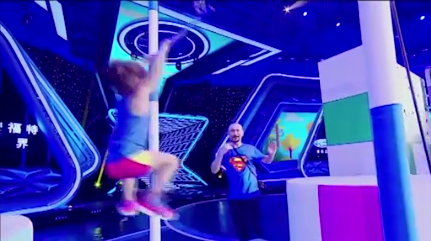 Em bé 3 tuổi gây sốc với màn nhào lộn đỉnh cao