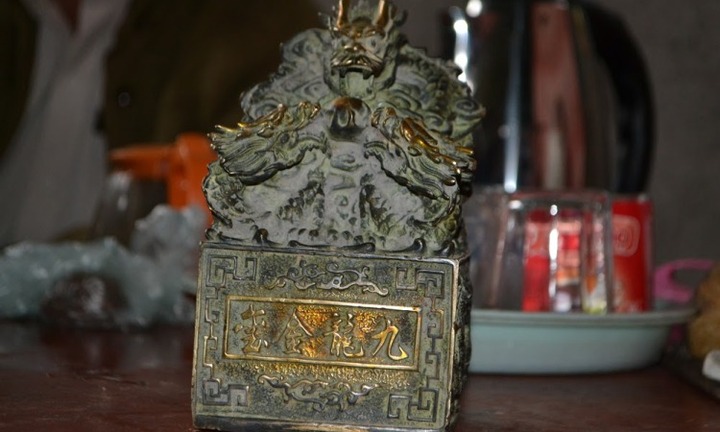 Đi hái rau má ở chân núi, phát hiện vật thể lạ nghi ấn tín cổ