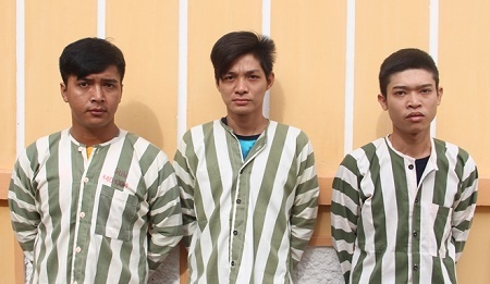 Mâu thuẫn trên bàn nhậu, 9x mua xăng đốt nhà bạn