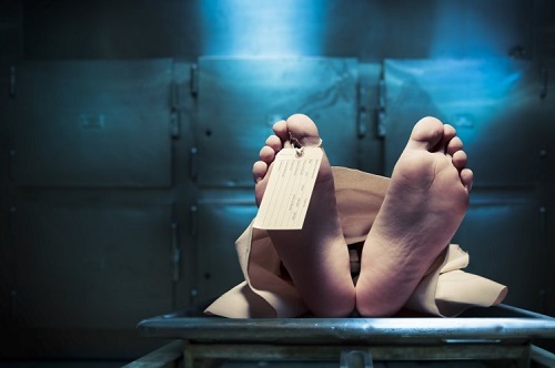 Người đàn ông tưởng chết sau cuộc đua uống rượu, bất ngờ tỉnh dậy trong nhà xác