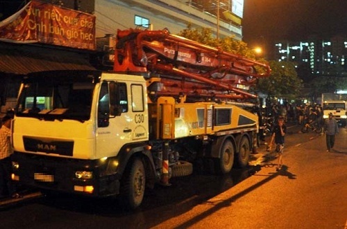 Người phụ nữ nhặt ve chai chết thảm dưới gầm xe bơm hút bê tông