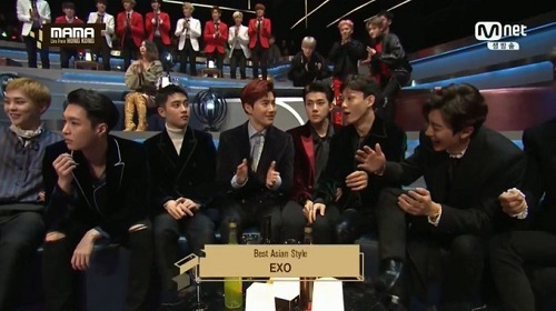 EXO há hốc mồm khi nhận giải Ngôi sao mặc đẹp nhất thảm đỏ MAMA 2016