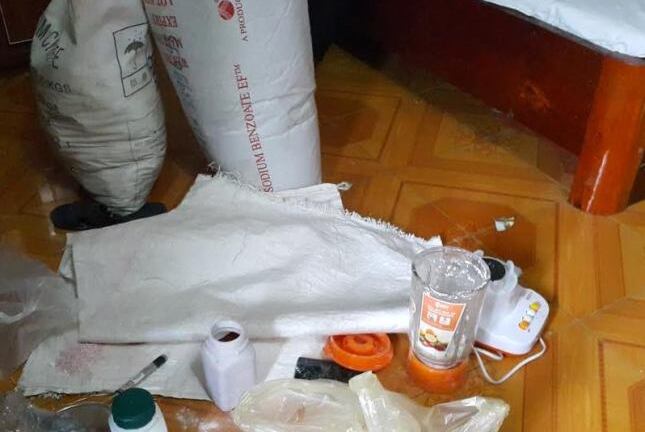 Bắt quả tang nam thanh niên mang vật liệu nổ vào khách sạn chế... pháo