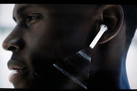 Tim Cook tiết lộ tai nghe AirPods sắp lên kệ