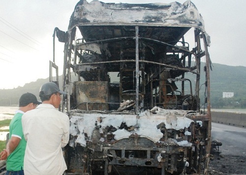 Cháy xe ôtô giường nằm, hành khách hoảng loạn thoát thân 