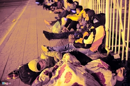 Người hâm mộ trắng đêm săn vé trận bán kết AFF Cup ở Mỹ Đình