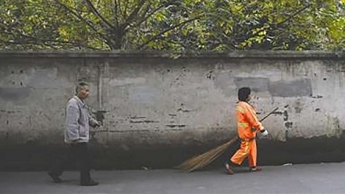 Người vợ làm nghề quét rác mang theo chồng tâm thần cùng đi làm mỗi ngày