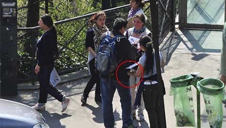 Miệng mời du khách đi massage, tay giở trò 