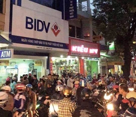 Truy bắt kẻ dùng súng cướp tiền tại ngân hàng ở TP Huế