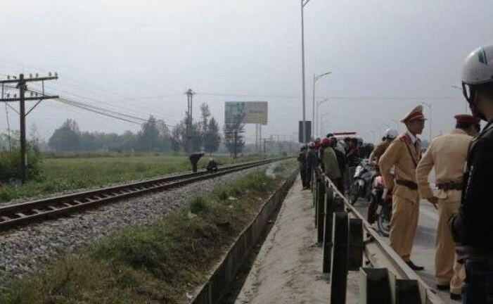 Đứng trên đường ray nghe điện thoại, bị tàu hỏa kéo lê hơn 50m