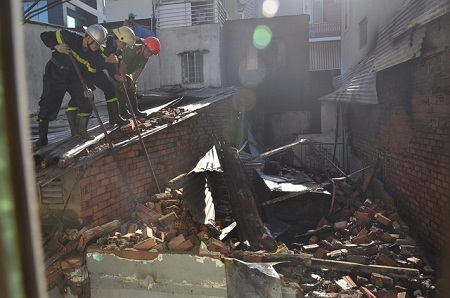 Cô gái nghi ngáo đá châm lửa đốt nhà cháy rụi