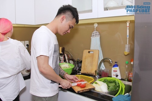 Khắc Việt vẫn tranh thủ vào bếp nấu ăn dù 