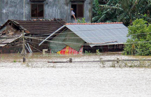 Chạy xe máy chở con trai 6 tuổi, người đàn ông bị lũ cuốn trôi