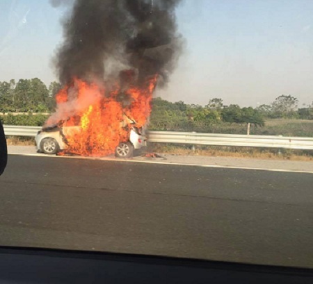 Hà Nội: Ô tô bốc cháy dữ dội trên cao tốc