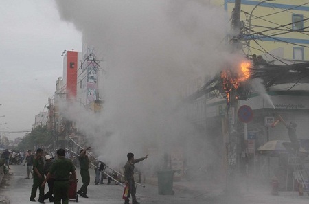 Cáp viễn thông bốc cháy, nhiều người hoảng loạn bỏ chạy