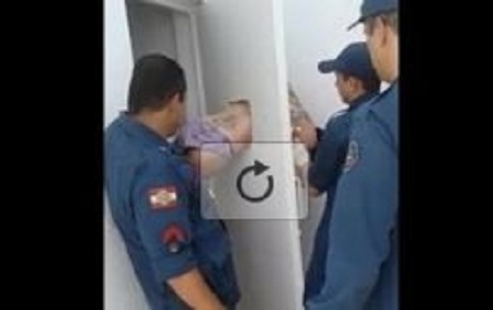 Bi hài cảnh trộm bị mắc kẹt vì cố đào tẩu khỏi đồn cảnh sát