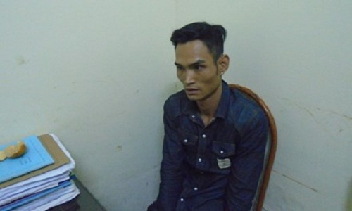 Gã đàn ông sát hại vợ rồi cầm đao cố thủ trên sân thượng