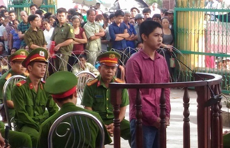 Nhớ chuyện anh trai bị đánh, lấy súng điện hù dọa rồi đâm chết bạn nhậu