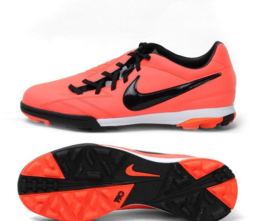 Cách chọn giày bóng đá phù hợp với từng mặt sân