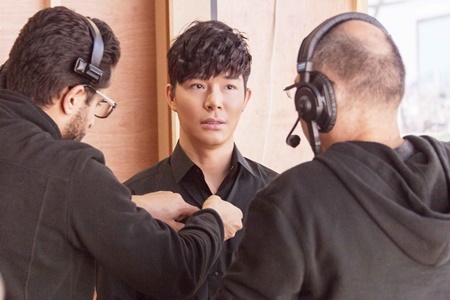 Nathan Lee diện hàng hiệu khủng khi xuất hiện trên truyền hình quốc gia Pháp