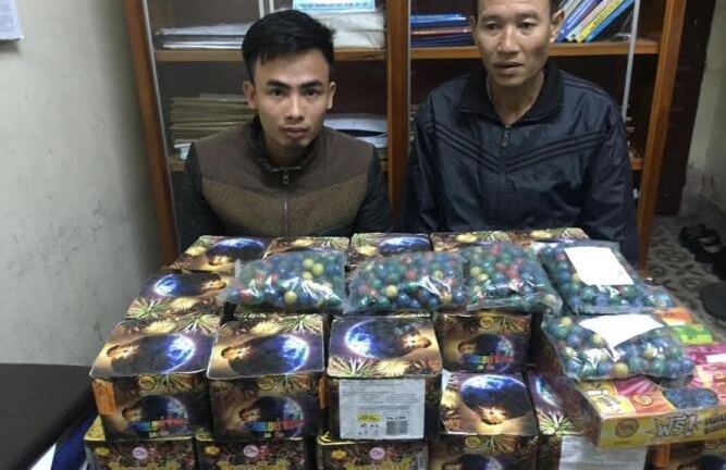 Hai đối tượng bị công an bắt quả tang khi đang chuẩn bị giao pháo