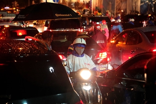 TP. Hồ Chí Minh đối mặt với đợt mưa lớn kết hợp triều cường