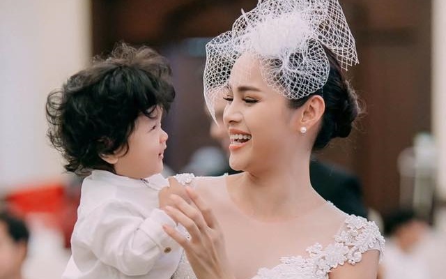 Á hậu Diễm Châu: “Sau khi sinh con, tôi khóc nhiều hơn”