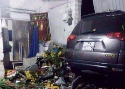 Sau cú va chạm mạnh, 2 thanh niên tử vong, nhà dân bị đâm sập cửa