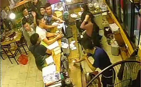 Hà Nội: Gần 40 thanh niên quỵt tiền quán nướng, đánh nữ nhân viên thu ngân