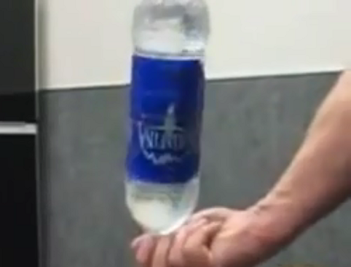 Cẩn trọng với những chai nước suối ở sân bay