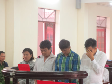 Đưa hàng loạt người vượt biên ra nước ngoài, 4 bị cáo tra tay vào còng