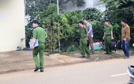 Truy bắt 2 nghi can chém chết người trong nhà vệ sinh