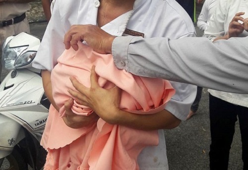 Phát hiện một bé gái sơ sinh bị bỏ rơi trong thùng rác